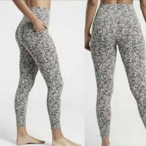 Athleta Salutation Stash Pocket II Textured 7/8 Tight Moonflower Black White
